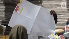 Warga yang dipekerjakan untuk melakukan pelipatan dan sortir surat suara Pemilu 2024 di Gedung Mitra Praja, Sunter, Jakarta Utara, Jumat (5/1/2024). (merdeka.com/Imam Buhori)
