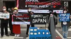 Aktivitis melakukan aksi di depan Kedubes Jepang di Jakarta, Rabu (26/6/2019). Dalam aksinya aktivis lingkungan yang mengatasnamakan Koalisi Untuk Keadilan Energi dan #BersihkanIndonesia meminta Jepang, selaku tuan rumah KTT G20 menunjukan kepemimpinan iklim. (Liputan6.com/Immanuel Antonius)