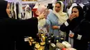 Pengunjung mencoba minyak wangi saat mengunjungi pameran pernikahan di Kota Laut Merah, Jeddah, Arab Saudi (11/4). (AFP PHOTO/Amer HILABI)