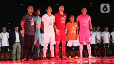 (kiri-kanan) Pemain Persija Andri Tani, Adixi Lizivio, Ryuji Utomo, Marko Simic, Riko Simanjuntak, dan Sahar Ginanjar saat menunjukkan jersey baru Persija di SUGBK, Jakarta, Minggu (23/2/2020). (Liputan6.com/Angga Yuniar)