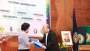 Citizen6, Jakarta: Penyerahan kenang-kenanganan SCTV-IISIP (Pengirim: Ady Permadi)