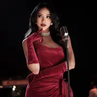 Anya Geraldine tampil begitu berkelas dalam balutan busana ala diva dangdut modern. [@anyageraldine].