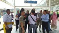 Seorang Pelajar Tampak Tengah Diinterogasi Petugas Gabungan di Stasiun Bogor pada Senin (30/9/2019). (Foto: Achmad Sudarno/Liputan6.com)