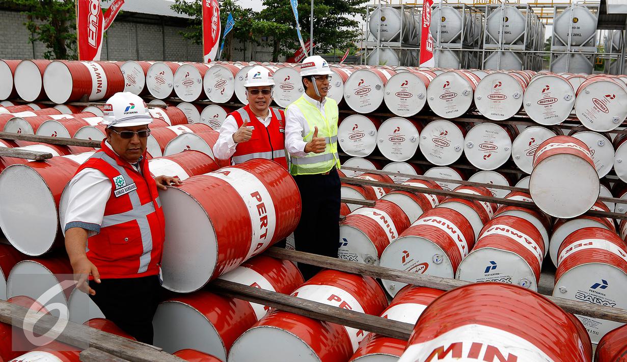 Direktur Pemasaran PT Pertamina Ahmad Bambang (kiri) meninjau di TSP Batakan, di Balikpapan, Senin (21/9/2015). Terminal ini untuk memperkuat distribusi pelumas Pertamina di Kalimantan Timur, Utara dan Selatan. (Liputn6.com/Yoppy Renato)