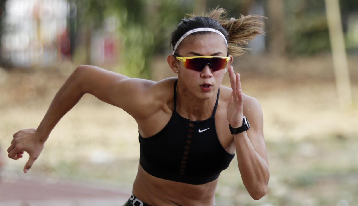 Atlet lari gawang Indonesia, Emilia Nova, melakukan latihan di Stadion Madya, Jakarta, Senin (7/9). Meski baru sembuh dari cedera, Emilia Nova tetap mengincar medali emas di SEA Games 2019. (Bola.com/M Iqbal Ichsan)