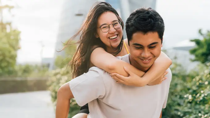 pasangan bahagia romantis