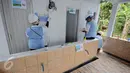 Sejumlah volunter membuat mural di tembok fasilitas MCK disela peresmian program WASH (Water Sanitation Hero) di Kampung Tegal Desa Kedung Dalam, Kecamatan Mauk, Tangerang, Kamis (6/4). (Liputan.com)