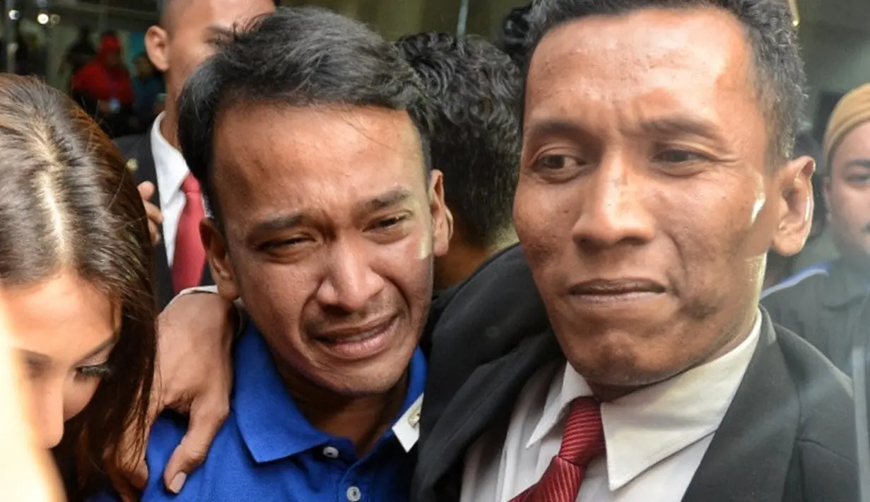 Sahabat dekat Jupe, Ruben Onsu terlihat hadir dengan terburu-buru masuk ruang RSCM. Setelah itu, orangtua Jupe dan ayahnya juga terlihat datang dengan terburu-buru. (Adrian Putra/Bintang.com)