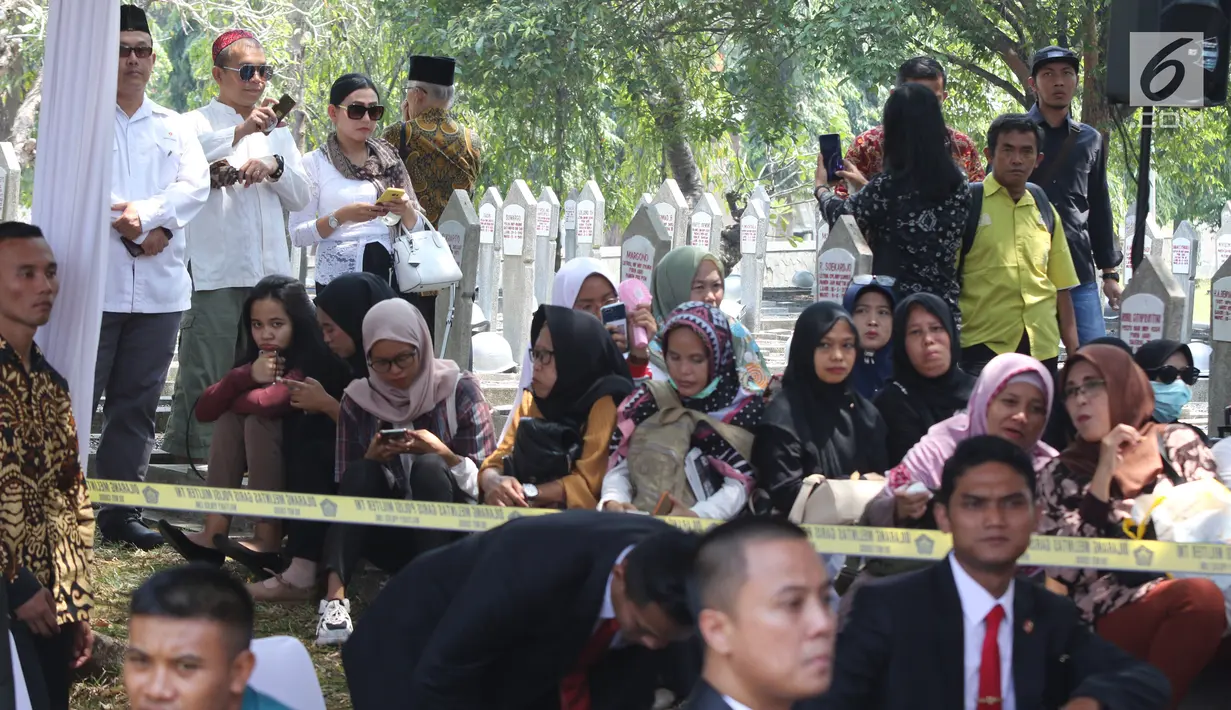 Warga menghadiri pemakaman Presiden ke-3 RI BJ Habibie di TMP Kalibata, Jakarta, Kamis (12/9/2019). Habibie akan dimakamkan di sebelah istri tercintanya, Ainun Habibie. (Liputan6.com/Herman Zakharia)