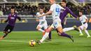 Aksi Ivan Perisic melepaskan tendangan ke gawang Fiorentina pada laga lanjutan Serie A yang berlangsung di stadion Artemio Franci, Firenze, Senin (25/2). Inter Milan imbang 3-3 kontra Fiorentina (AFP/Tiziana Fabi)