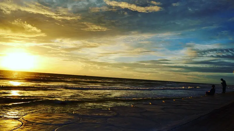 Menikmati Romantisme Sunset Cahaya Keemasan di Pantai Bengkulu 