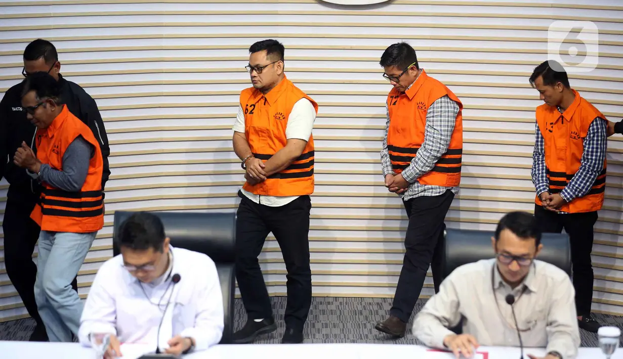 Mendra SB; Anggota Dewan Perwakilan Rakyat Daerah (DPRD) Kabupaten Ogan Komering Ulu periode 2024-2029, Robi Vertigo; Wakil Ketua Dewan Perwakilan Rakyat Daerah (DPRD) Kabupaten Ogan Komering Ulu periode 2024-2029, Parwanto; dan Ahmat Thoha (memakai rompi tahanan dari kiri ke kanan) saat mengikuti rilis penetapan penahanan di Gedung Merah Putih Komisi Pemberantasan Korupsi (KPK), Jakarta, Kamis 20 November 2025. (Liputan6.com/Helmi Fithriansyah)