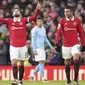 Selebrasi pemain Manchester United, Bruno Fernandes setelah menjebol gawang Manchester City dalam pertandingan lanjutan Liga Inggris 2022/2023 pekan ke-20 yang berlangsung di Old Trafford, Sabtu (14/1/2023). (AP Photo/Dave Thompson)