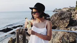 Saat pergi tamasya, istri Benjamin Pandelaki ini tampil santai dengan tanktop berwarna putih. Penampilannya terlihat standout dengan topi fedora berwarna hitam serta kacamata gelap. (Liputan6.com/IG/lolitagustine)