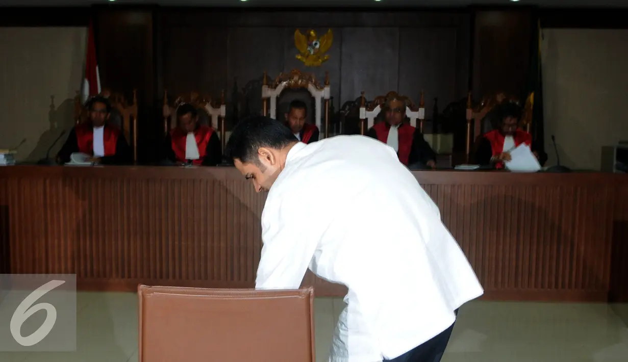 M. Nazaruddin tersangka Wisma Atlet bersiap duduk di kursi saat sidang vonis di pengadilan Tipikor, Jakarta,Rabu (15/6) Nazarudin divonis 6 tahun penjara denda 1 miliar subsider 1 tahun. (Liputan6.com/Helmi Afandi)