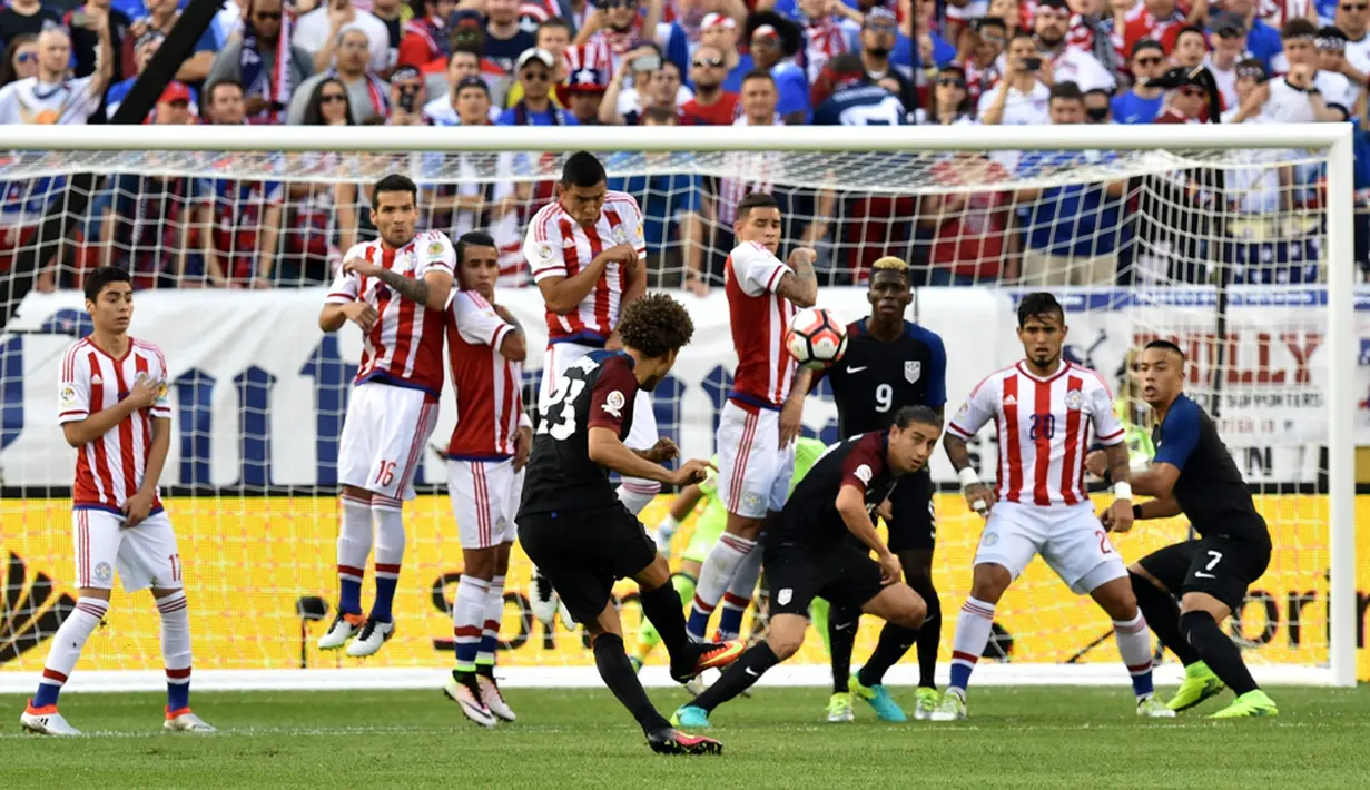 Pemain AS, Fabian Johnson, melakukan tendangan bebas ke arah gawang Paraguay dalam laga Grup A Copa America Centenario 2016 di Stadion Lincoln Financial Field, Philadelphia, AS, Minggu (12/6/2016) WIB. (AFP/Nicholas Kamm)