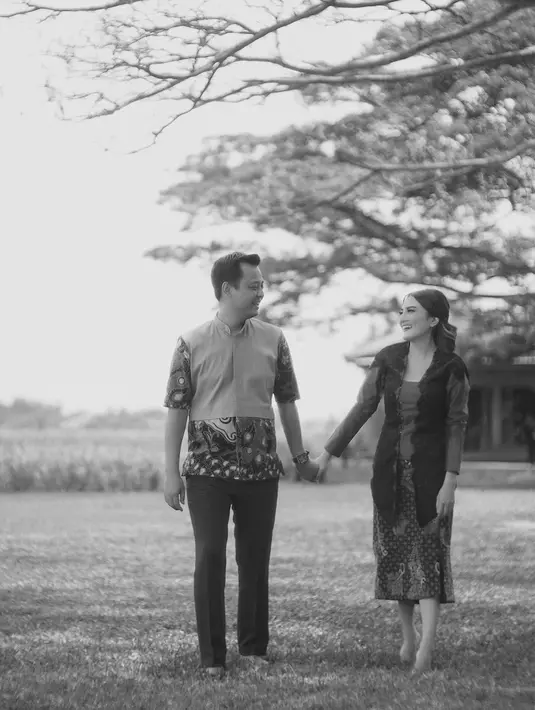 Sejak awal kenal, Agung Nugraha memang sudah berniat menikahi Kiki Amalia. Jelang menikah, keduanya menjalani potret prewedding dengan sangat romantis secara outdoor. Rencananya mereka akan melangsungkan pernikahan pada bulan depan tepat di hari ulang tahun Kiki Amalia. (Liputan6.com/IG/@kikiamaliaworld)