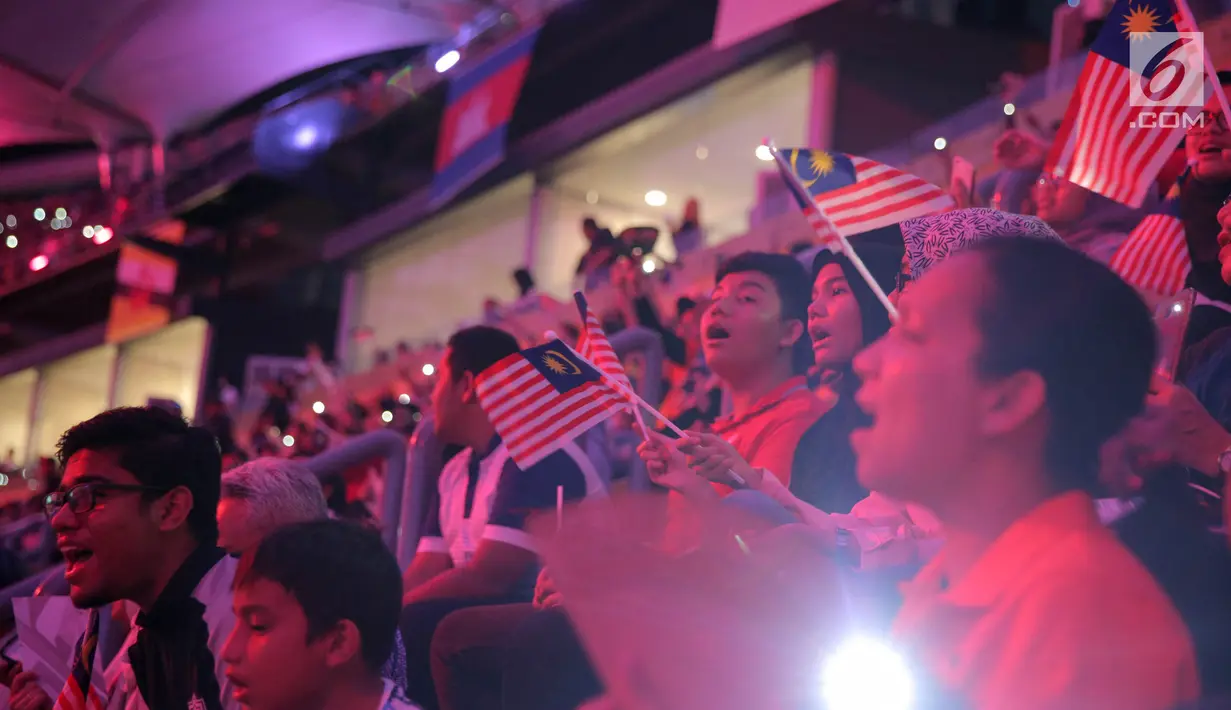 Masyarakat Malaysia menyaksikan penutupan SEA Games 2017 di Stadion Bukit Jalil, Malaysia, Rabu (30/8). Pesta olahraga negara-negara di Asia Tenggara resmi ditutup dan SEA Games selanjutnya akan digelar di Filipina pada 2019. (Liputan6.com/Faizal Fanani)