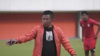 Pelatih Persis Solo, Agus Yuwono. (Bola.com/Vincentius Atmaja)