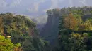 Pemandangan saat Gunung Merapi mengeluarkan asap terlihat dari Kaliadem, Sleman, DIY, Minggu (24/2). Secara visual, asal solfatara warna putih, intensitas tipis, sedang hingga tebal dengan ketinggian 150 meter di atas puncak. (Liputan6.com/Gholib)