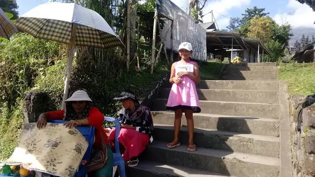 Bocah Berjualan Sambil Sekolah