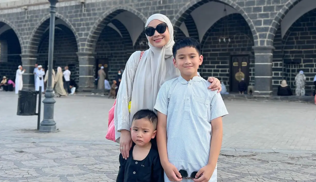 <p>Menariknya, ini merupakan kali pertama bagi Rayyanza menunaikan umrah, sementara rafathar sudah pernah beberapa kali. (Foto: raffinagita1717)</p>