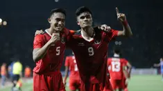 Selebrasi striker Timnas Indonesia U-22, Ramadhan Sananta (kanan) bersama Rizky Ridho Ramadhani setelah mencetak gol kedua ke gawang Thailand pada laga final cabor sepak bola SEA Games 2023 di National Olympic Stadium, Phnom Penh, Kamboja, Selasa (16/5/2023). (Bola.com/Abdul Aziz)