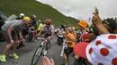 Puluhan suporter menyambut pebalap Spanyol, Alberto Contador pada etape ke-12 Tour de France dengan jarak 214,5 km antara Pau and Peyragudes, (13/7/2017). (AFP/Jeff Pachoud)