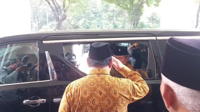 Menteri Pertahanan Prabowo Subianto memberi hormat ke Presiden ke-6 RI Susilo Bambang Yudhoyono (SBY) usai menghadiri syukuran ulang tahun ke-64 Persatuan Purnawirawan Angkatan Bersenjata Republik Indonesia (Pepabri) di Wisma Elang Laut, Jakarta Pusat.