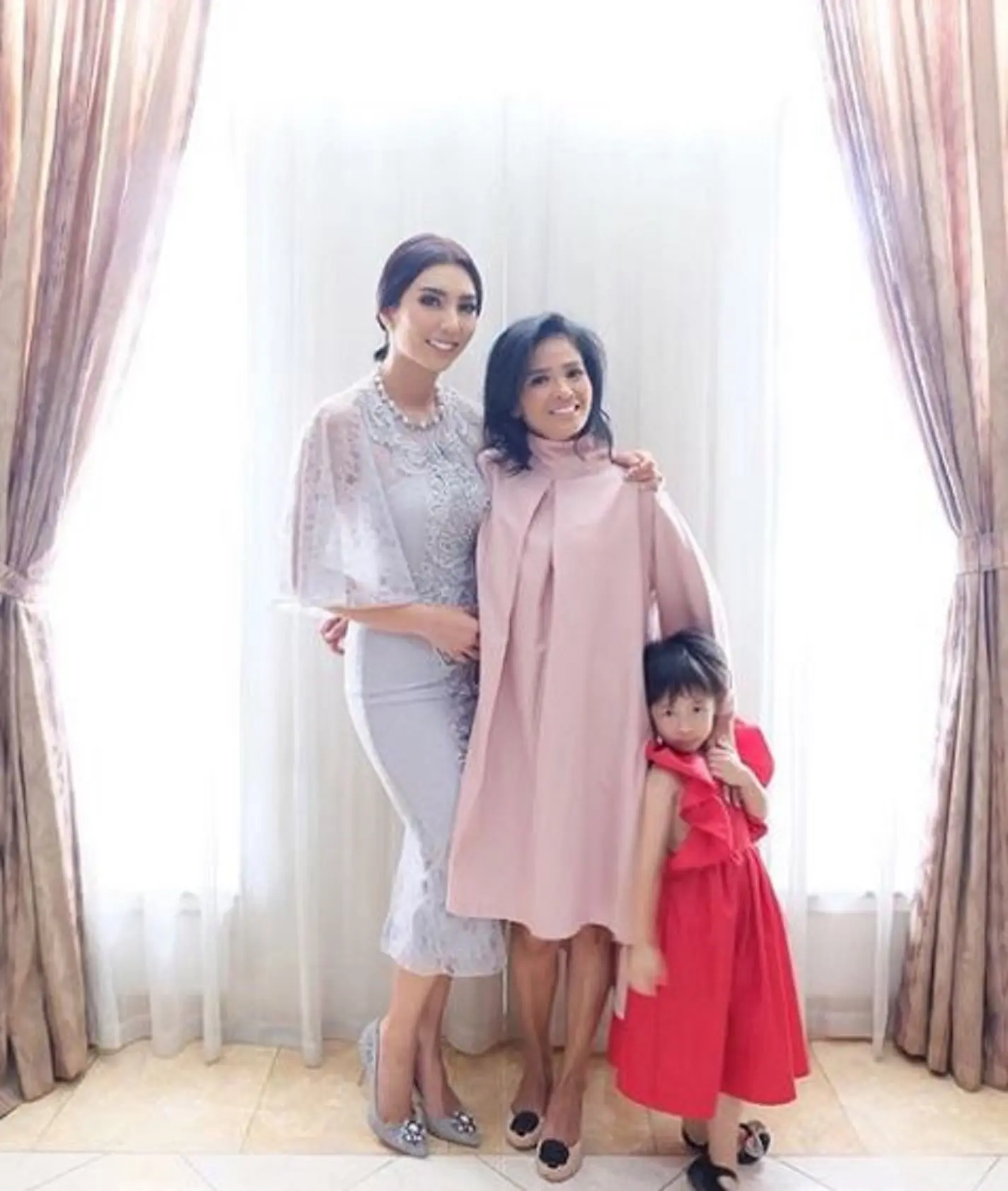 Tyas Mirasih bersama almarhumah dan putrinya (Instagram/@tyasmirasih)