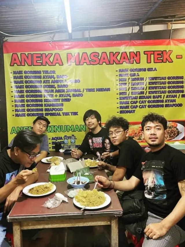 Potret 8 Artis saat Makan di Pinggir Jalan, Tetap Santai