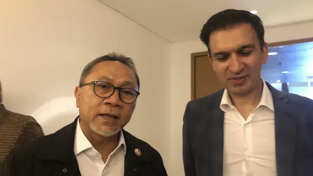 Menteri Perdagangan (Mendag) Zulkifli Hasan bertemu dengan CEO of MD Entertainment Manoj Punjabi di Kantor Kemendag, Jakarta, Rabu (1/11/2023).(elza/Liputan6.com)