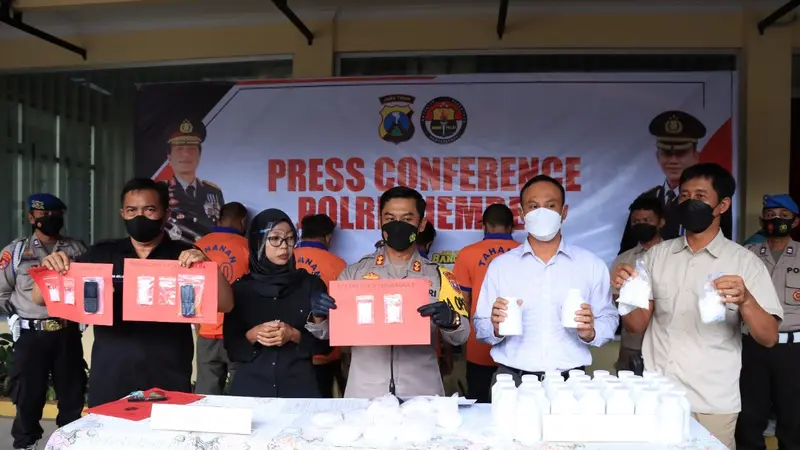 Para tersangka dan barang bukti narkoba hasil tangkapan Polres Jember. (Istimewa)