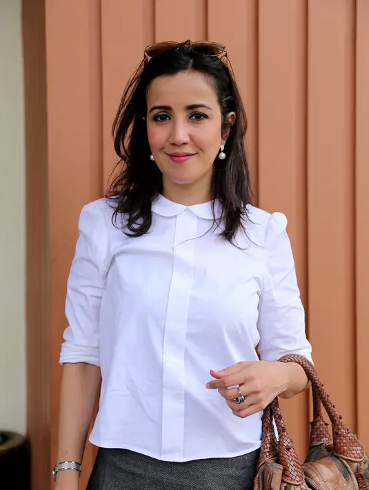 "Ya sedih lah pasti, pernikahan itu kan harus menjalani dengan baik. Berarti ini bukan jodoh saya, jodoh saya cuma sampai di PA Jaksel," aku Andi Soraya yang tetap tampil modis di sidang perceraiannya. (Andy Masela/Bintang.com)