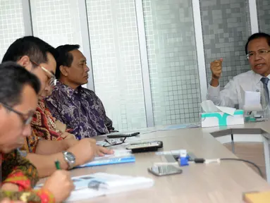 Menko Kemaritiman Rizal Ramli (kanan) saat melakukan pertemuan dengan pimpinan SCM Grup di Jakarta, Rabu (15/6/2016). Pertemuan membahas beberapa permasalahan terkini. (Liputan6.com/Helmi Fithriansyah)