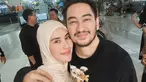 Sepulangnya menjalani ibadah haji bersama keluarga, Syahnaz Sadiqah memang diketahui tampil tertutup dengan hijab. Dirinya juga kerap membagikan gaya penampilan terbarunya melalui akun Instagram. (Liputan6.com/IG/@syahnazs)