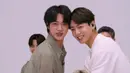 Terkesan dengan video klip Butter, Jimmy meminta Jin dan Jungkook membuat huruf A dari kata ARMY seperti di MV. 'Easy peasy lemon squeezy' kata Jungkook. (YouTube The Tonight Show Starring Jimmy Fallon)