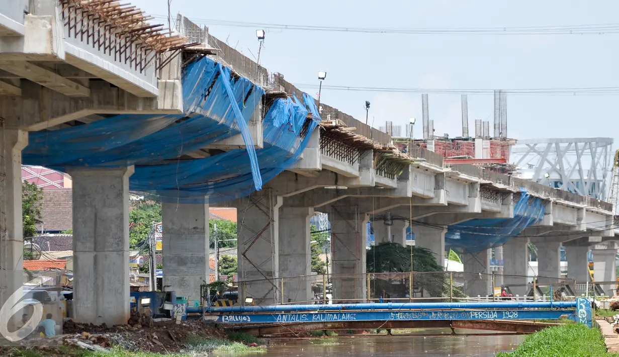 Tol Becakayu diharapkan mampu memecah kepadatan lalu lintas dari Bekasi ke Jakarta atau sebaliknya yang selama ini memadati ruas Jalan Raya Kalimalang atau Jalan Tol Jakarta-Cikampek, Jakarta, Kamis (27/10). (Liputan6.com/Yoppy Renato)