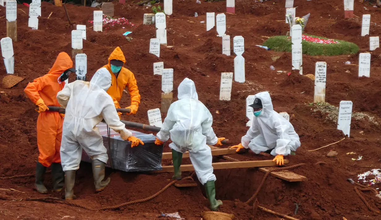 Petugas mengubur peti jenazah berisi korban virus corona COVID-19 ke sebuah pemakaman di Jakarta, Rabu (15/4/2020). Hingga sore ini, jumlah kasus COVID-19 di Indonesia sebanyak 5.136 positif, 446 sembuh, dan 469 meninggal dunia. (Bay ISMOYO/AFP)