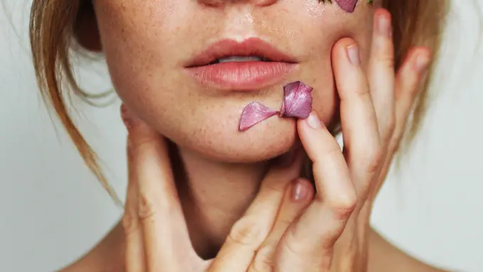 Udara Dingin Bikin Tangan Kering, Atasi dengan Masker Tangan Alami Ini