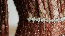 Dengan detail manik-manik seperti ikat pinggang membuat kebaya tersebut terlihat begitu cantik dan sangat pas digunakan oleh sanga calon pengantin perempuan. Instagram clairineclay