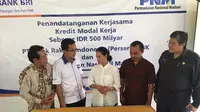 Menteri BUMN Rini Soemarno menyaksikan penandatanganan kerja sama antara BRI dengan PNM. (Foto: Ilyas istianur/Liputan6.com)