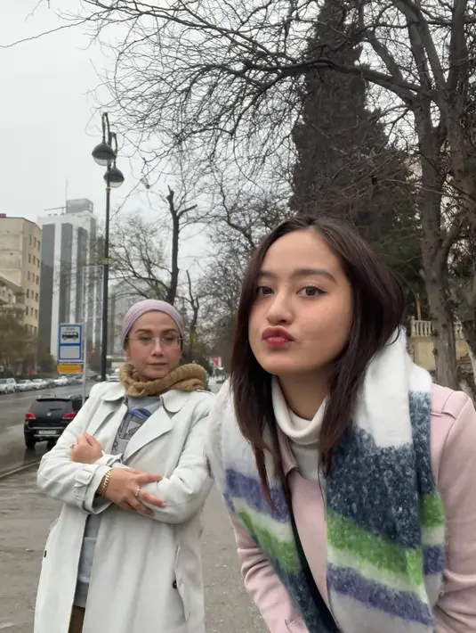 Diketahui bahwa bunda Helen banyak mengisi aktivitasnya dalam menemani putrinya tersebut saat bekerja sebagai artis. Ia pun kerap menemani putrinya ini dalam berbagai acara dan syuting yang ia unggah dalam media sosial Instagramnya. (Liputan6.com/IG/@salshabillaadr)