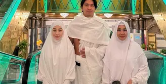 Nikita Willy kali ini menjalankan umrah bersama suami dan ibundanya. Nikita pun tampil dengan abaya putih senada dengan bergo. [@yorafebrina]