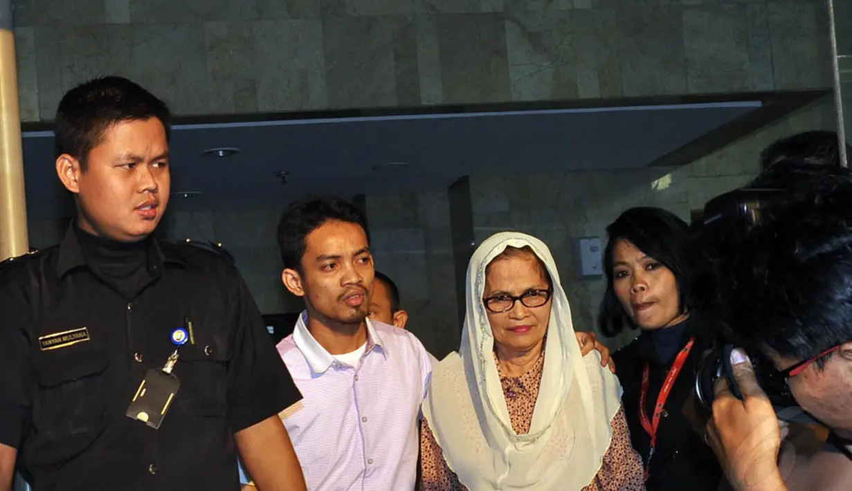 Istri Gubernur Riau Latifah Hanum Annas saat keluar dari gedung KPK, Jakarta, (26/9/14). (Liputan6.com/Miftahul Hayat)