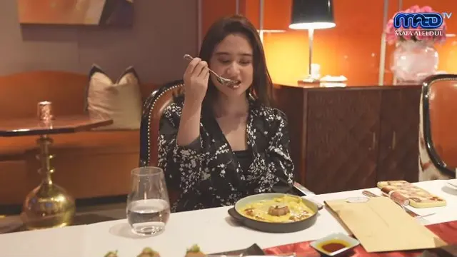 Momen Tissa Biani Ikut Keluarga Maia Estianty Dinner, Santap Hidangan Berhias Emas. (Sumber: YouTube/MAIA ALELDUL TV)