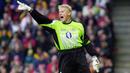 Peter Schmeichel - Kiper Legendaris Manchester United ini mencetak golnya saat memperkuat Aston Villa di laga kontra Everton pada 20 Oktober 2001. Sayang gol tersebut gagal menyelamatkan timnya dari kekalahan dengan skor 3-2. (AFP/Morten Juhl)