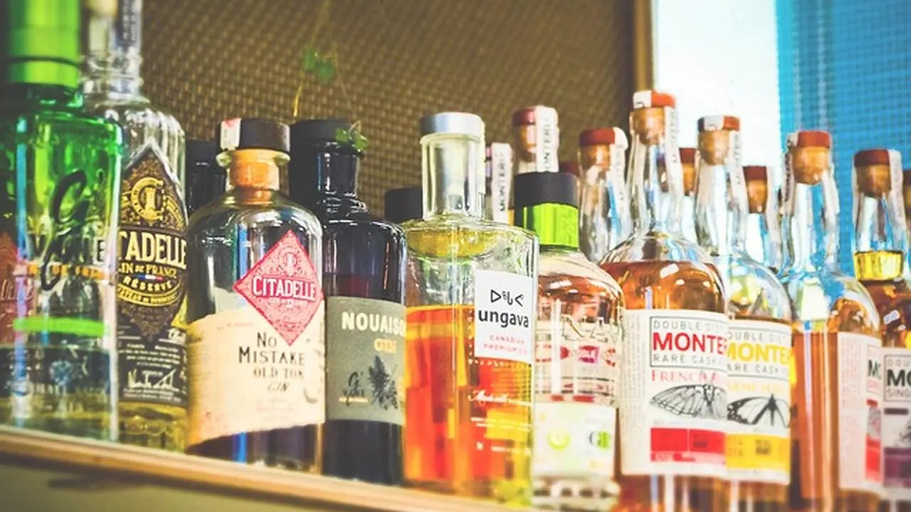 Mengkonsumsi minuman beralkohol jadi salah satu penyebab munculnya kolesterol jahat dalam tubuh/Pixabay