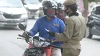 Petugas melakukan pengecekan di pos chek point kepada pengendara roda dua dan roda empat yang memasuki perbatasan DKI Jakarta, Kalimalang Lampiri, Jakarta, Rabu (27/5/2020). (merdeka.com/Imam Buhori)