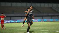 Selebrasi pemain Dewa United, Septian Bagaskara bersama Ahmad Nufiandani setelah mencetak gol kedua timnya ke gawang Persija Jakarta pada laga pekan ke-10 BRI Liga 1 2023/2024 di Stadion Indomilk Arena, Tangerang, Jumat (25/8/2023). Dewa United menang 2-0 atas Persija Jakarta. Persija Jakarta kalah 0-2 dari Dewa United. (Bola.com/M Iqbal Ichsan)